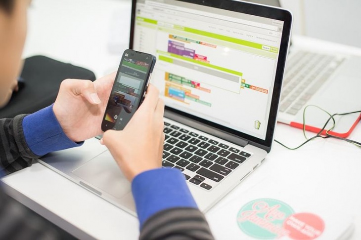 Holiday Camp: Make Your Own Apps! (Age 9-11) Holiday Camp: Make Your Own Apps! (Age 9-11)